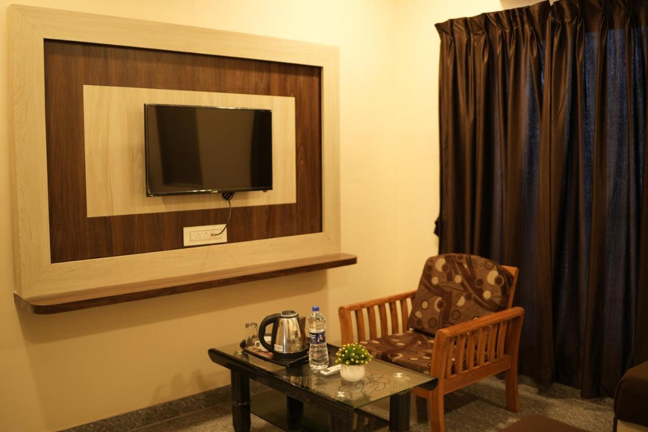 Hotel Sitara Inn Ratnāgiri Buitenkant foto
